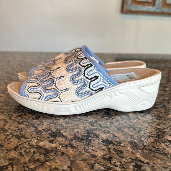 Bzees Women's Slip-On Sandals - Blue and White NWT - Picture 7 of 11
